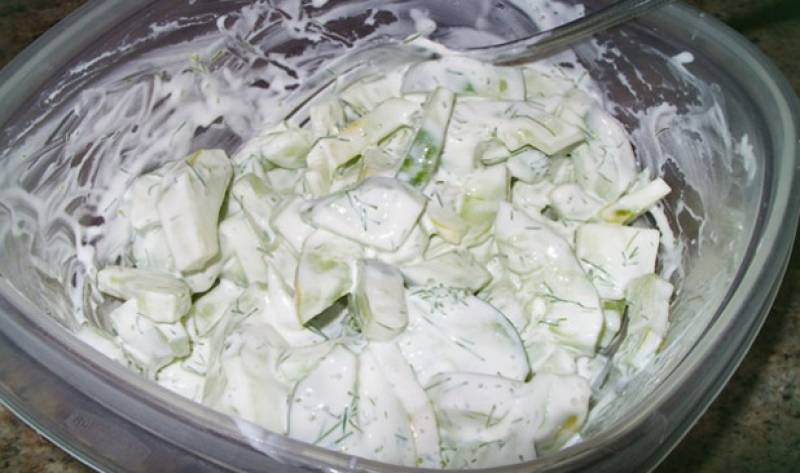 Gurkensalat mit saurer Sahne, schnell und leicht zu machen